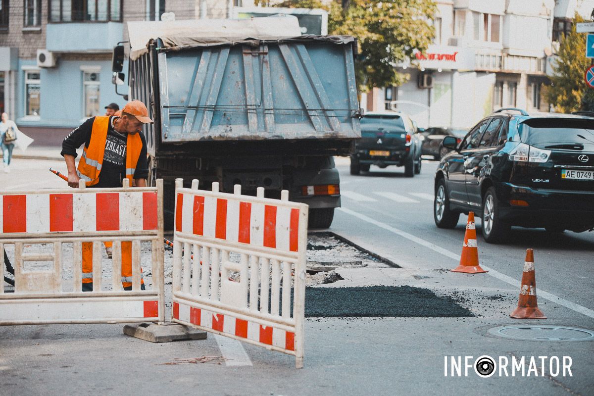 У Дніпрі на Харківській вдруге за тиждень утворився "портал": в ямі застрягла вантажівка 9