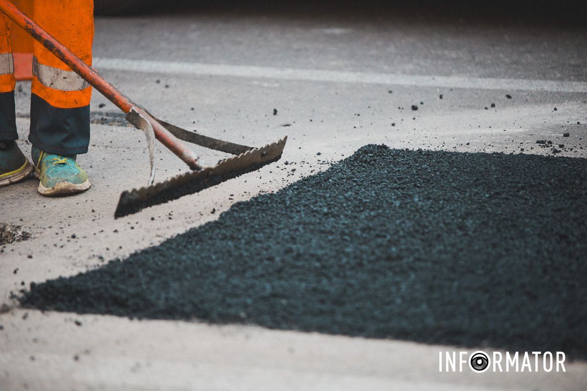 У Дніпрі на Харківській вдруге за тиждень утворився "портал": в ямі застрягла вантажівка 10