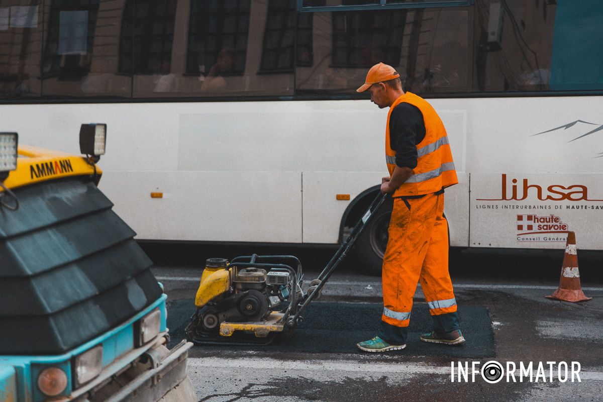 У Дніпрі на Харківській вдруге за тиждень утворився "портал": в ямі застрягла вантажівка 11