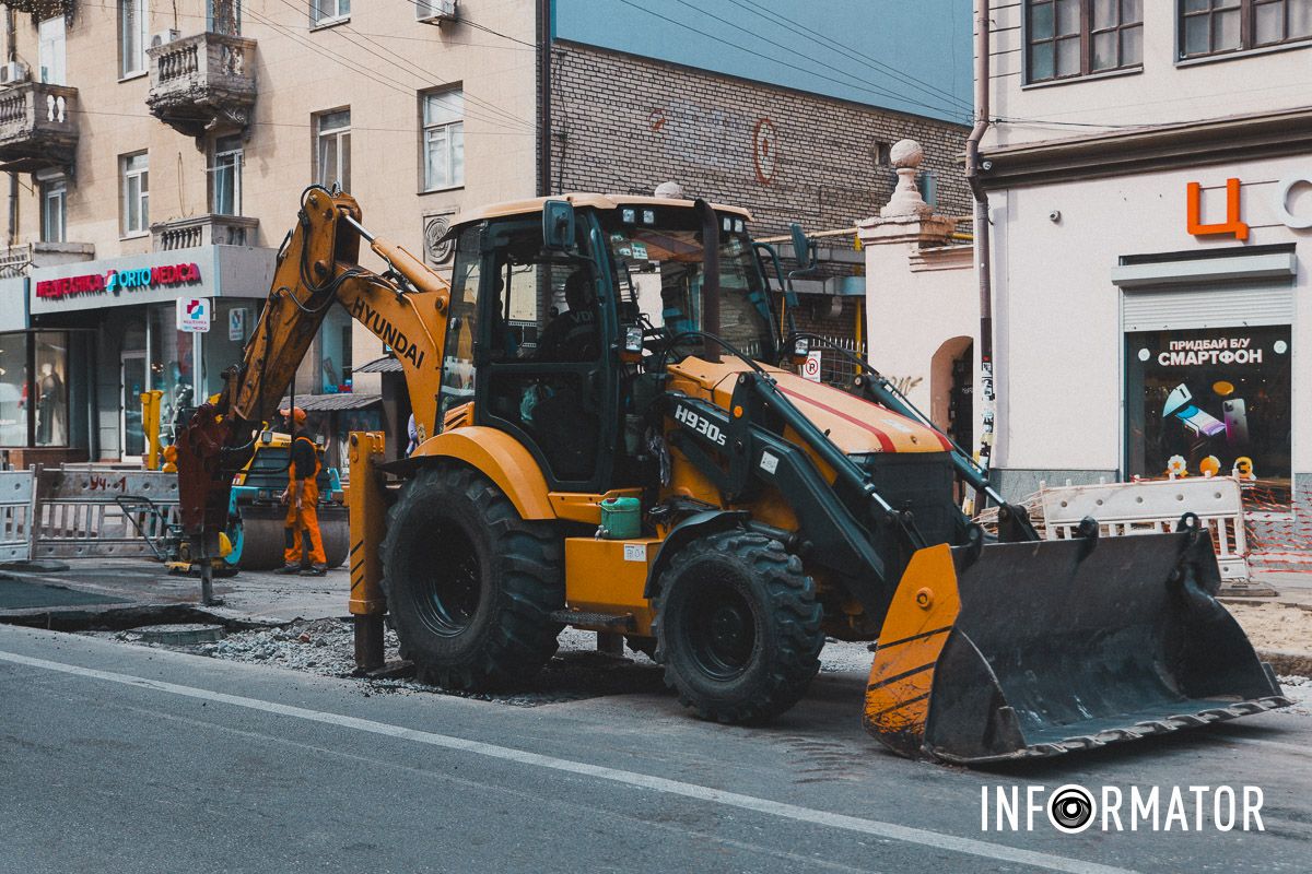 У Дніпрі на Харківській вдруге за тиждень утворився "портал": в ямі застрягла вантажівка 12