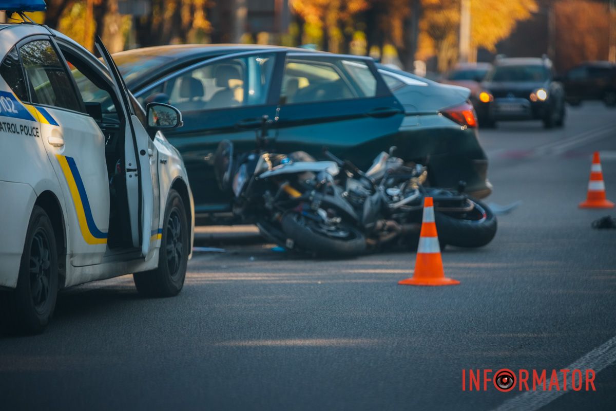 У Дніпрі на Панікахи Honda збила мотоцикліста: водія двоколісного шпиталізували 16