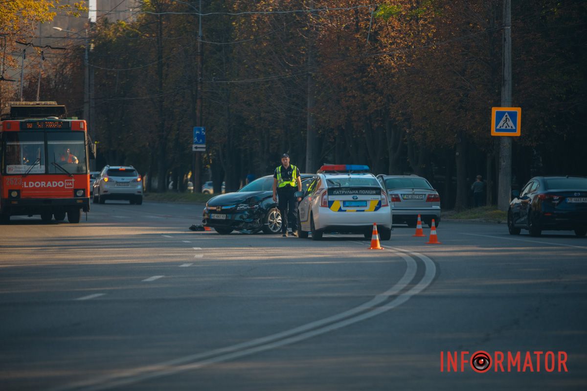 У Дніпрі на Панікахи Honda збила мотоцикліста: водія двоколісного шпиталізували 17