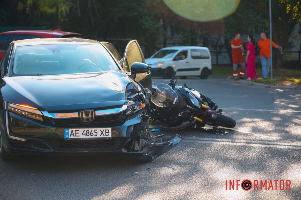 У Дніпрі на Панікахи Honda збила мотоцикліста: водія двоколісного шпиталізували 6