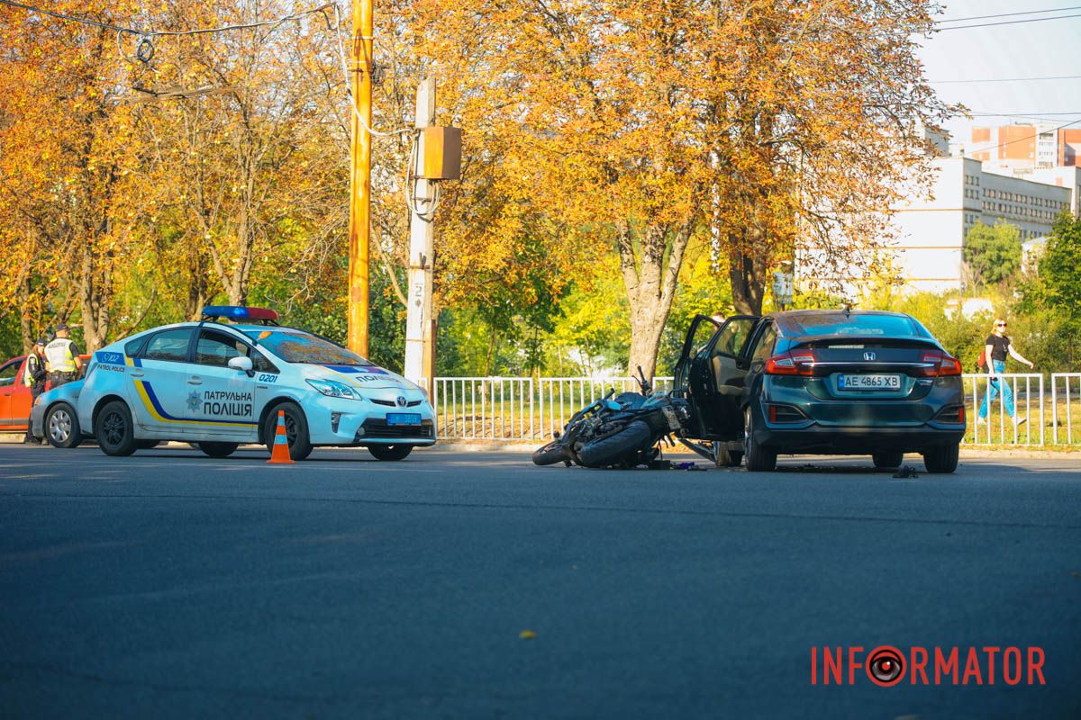 У Дніпрі на Панікахи Honda збила мотоцикліста: водія двоколісного шпиталізували 13