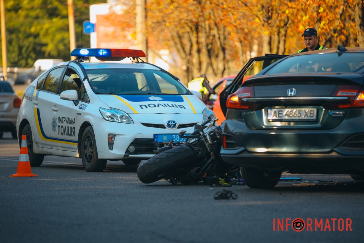 У Дніпрі на Панікахи Honda збила мотоцикліста: водія двоколісного шпиталізували 14