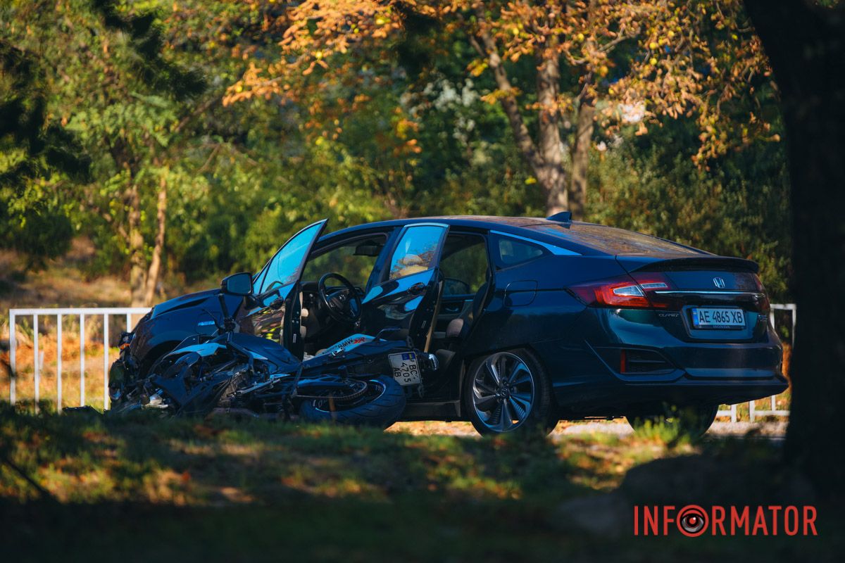 У Дніпрі на Панікахи Honda збила мотоцикліста: водія двоколісного шпиталізували 15