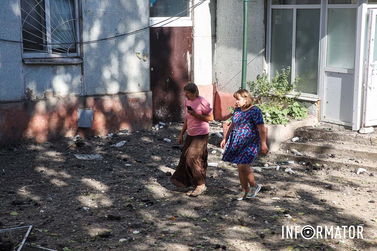 За даними Дніпровської міської ради, одразу після вибуху на місце подій приїхали 9 одиниць техніки та 10 комунальників Пошкоджені будівлі: як виглядає місце ворожого удару у Дніпрі 4
