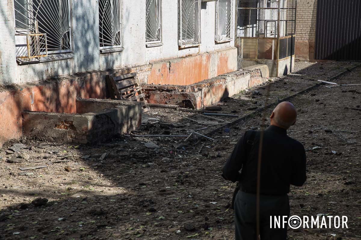 Будинок, що знаходиться поруч з місцем удару Пошкоджені будівлі: як виглядає місце ворожого удару у Дніпрі 10