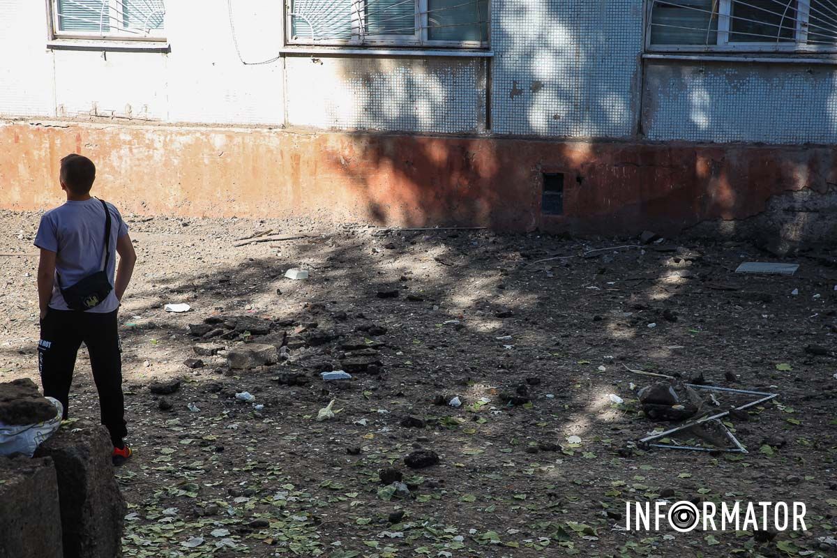 Мешканці постраждалих будинків можуть звертатися до районного відділу КП «Жилсервіс-5» за номером (067) 29-09-139. Пошкоджені будівлі: як виглядає місце ворожого удару у Дніпрі 9