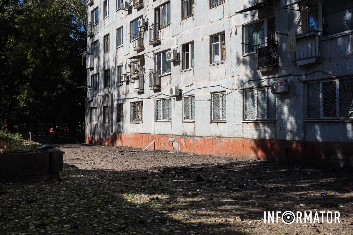 Де був доступ - вікна затягнули плівкою, де не було - залишили контактні дані Пошкоджені будівлі: як виглядає місце ворожого удару у Дніпрі 6