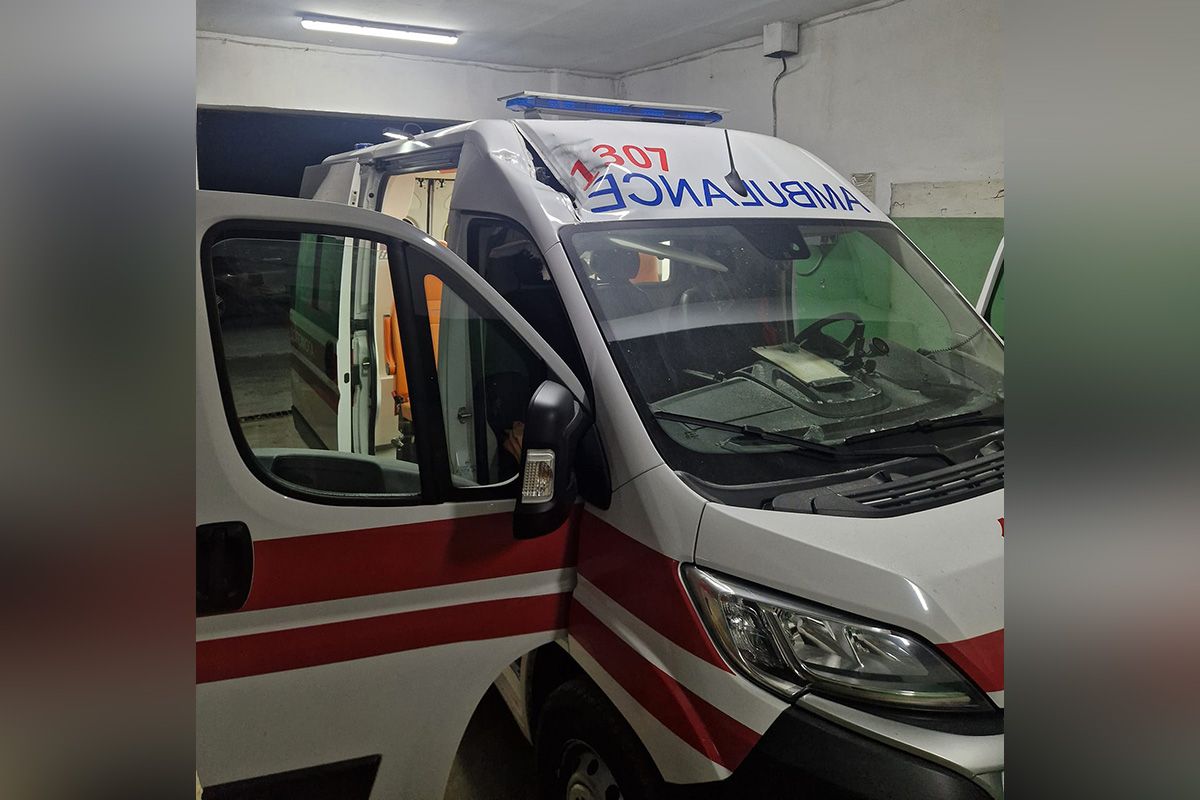 Уламок пролетів кількасот метрів і влучив в карету “швидкої” Уламок пролетів кількасот метрів і влучив в карету “швидкої”