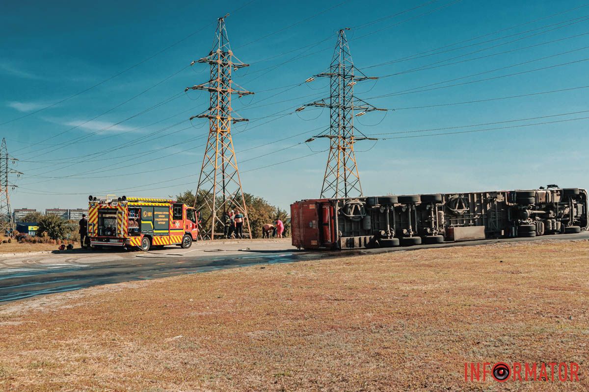 В Днепре на Донецком шоссе опрокинулась фура со свиньями: движение перекрыли 7