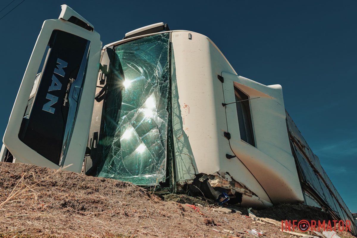 В Днепре на Донецком шоссе опрокинулась фура со свиньями: движение перекрыли 1