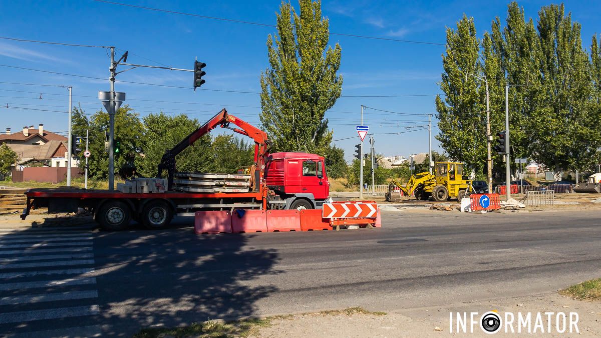 Цілком замінять рейки та покриття: у Дніпрі на Донецькому шосе ремонтують трамвайний переїзд