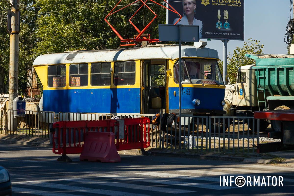 Робітники укладуть залізобетонні плити Робітники укладуть залізобетонні плити