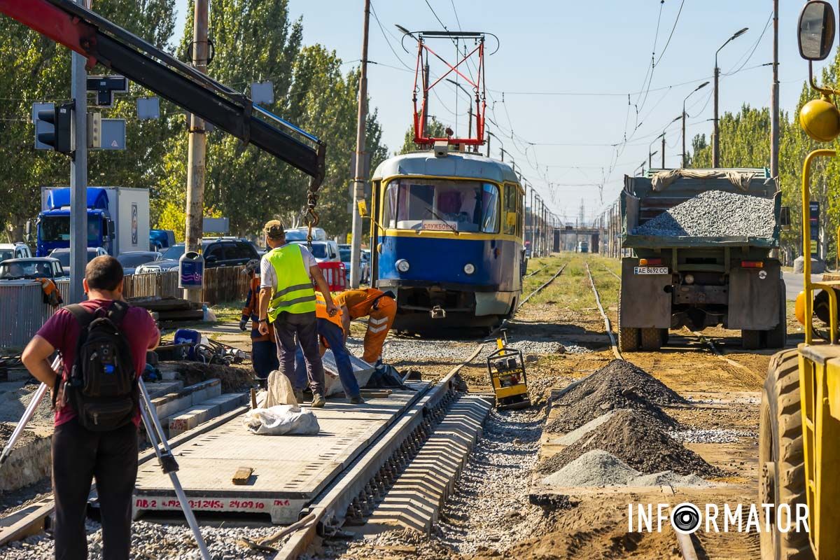 Автомобілісти об'їжджають місце виконання робіт прилеглими вулицями Автомобілісти об'їжджають місце виконання робіт прилеглими вулицями