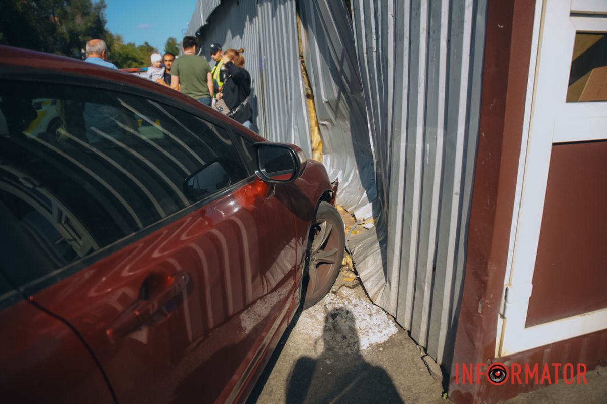 В Днепре вблизи Калиновского рынка Honda наехала на женщину и врезалась в магазин 1