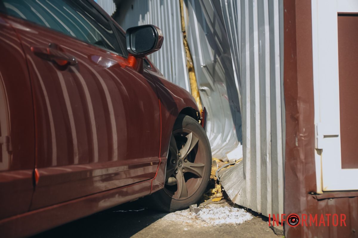 В Днепре вблизи Калиновского рынка Honda наехала на женщину и врезалась в магазин 2