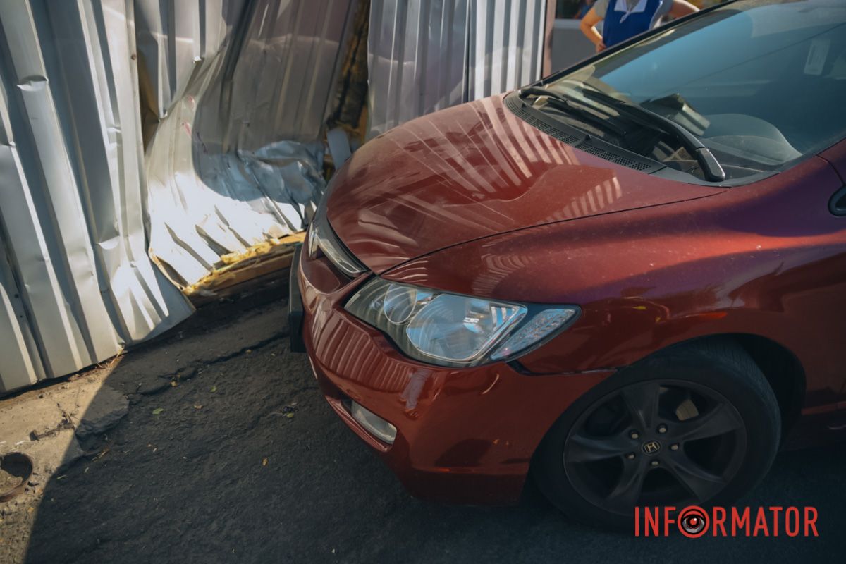 В Днепре близ Калиновского рынка Honda наехала на женщину и врезалась в магазин 3