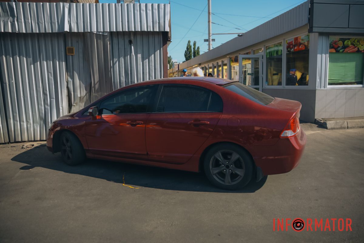 В Днепре близ Калиновского рынка Honda наехала на женщину и врезалась в магазин 4