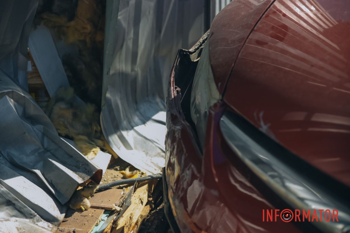 В Днепре близ Калиновского рынка Honda наехала на женщину и врезалась в магазин 7