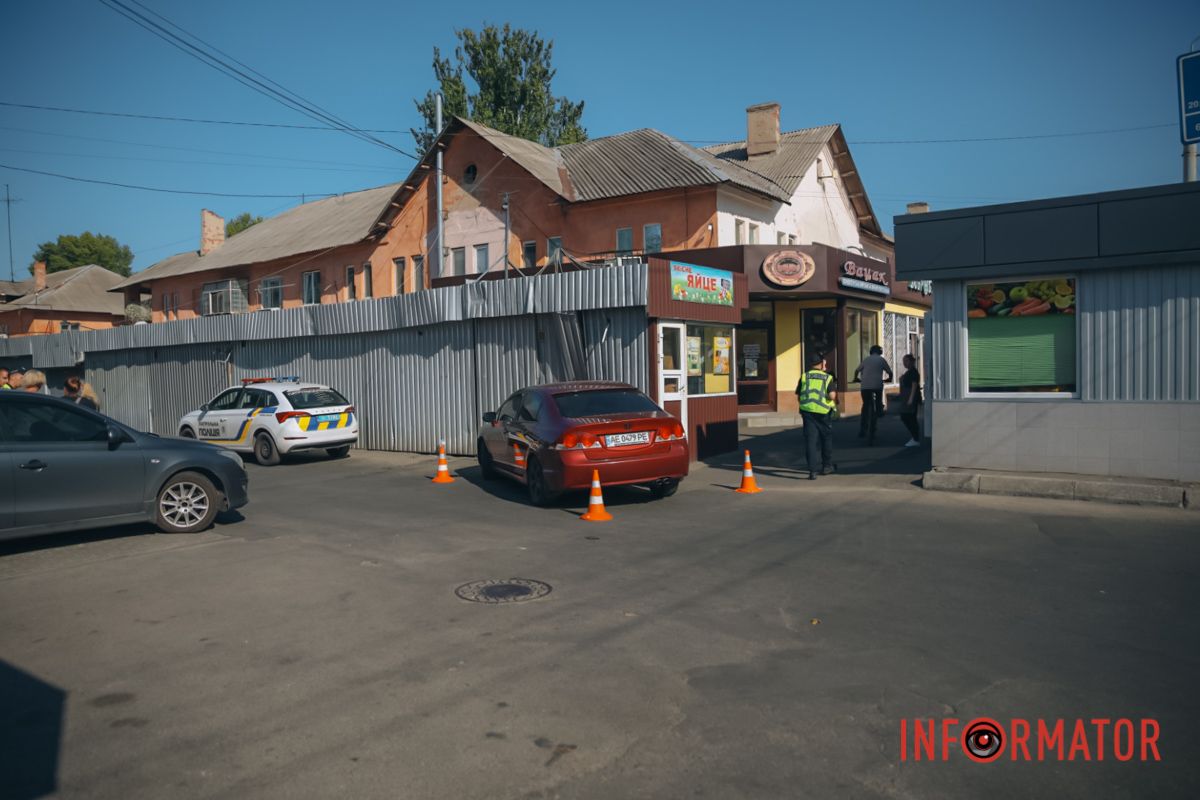 В Днепре вблизи Калиновского рынка Honda наехала на женщину и врезалась в магазин 8