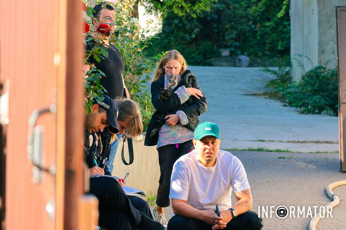 На місце викликали рятувальників, медичну бригаду та поліцейських У Дніпрі на Святослава Хороброго працюють рятувальники та медики: рух ускладнено 2