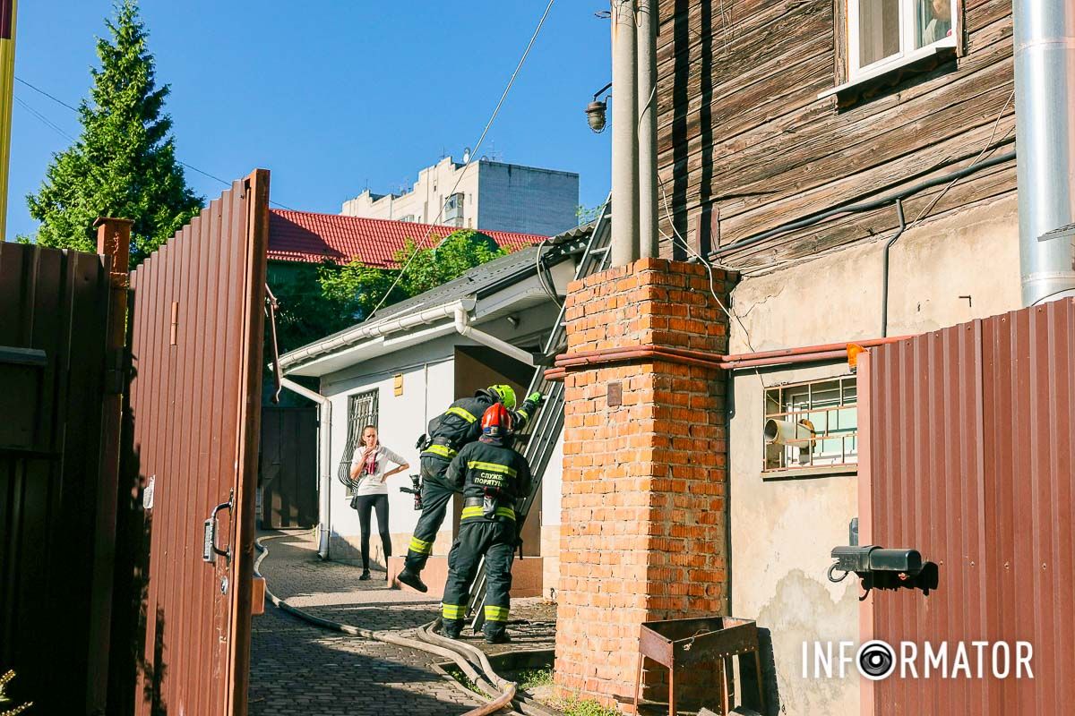 Зайнявся одноповерховий житловий будинок на території приватного домоволодіння У Дніпрі на Святослава Хороброго працюють рятувальники та медики: рух ускладнено 4