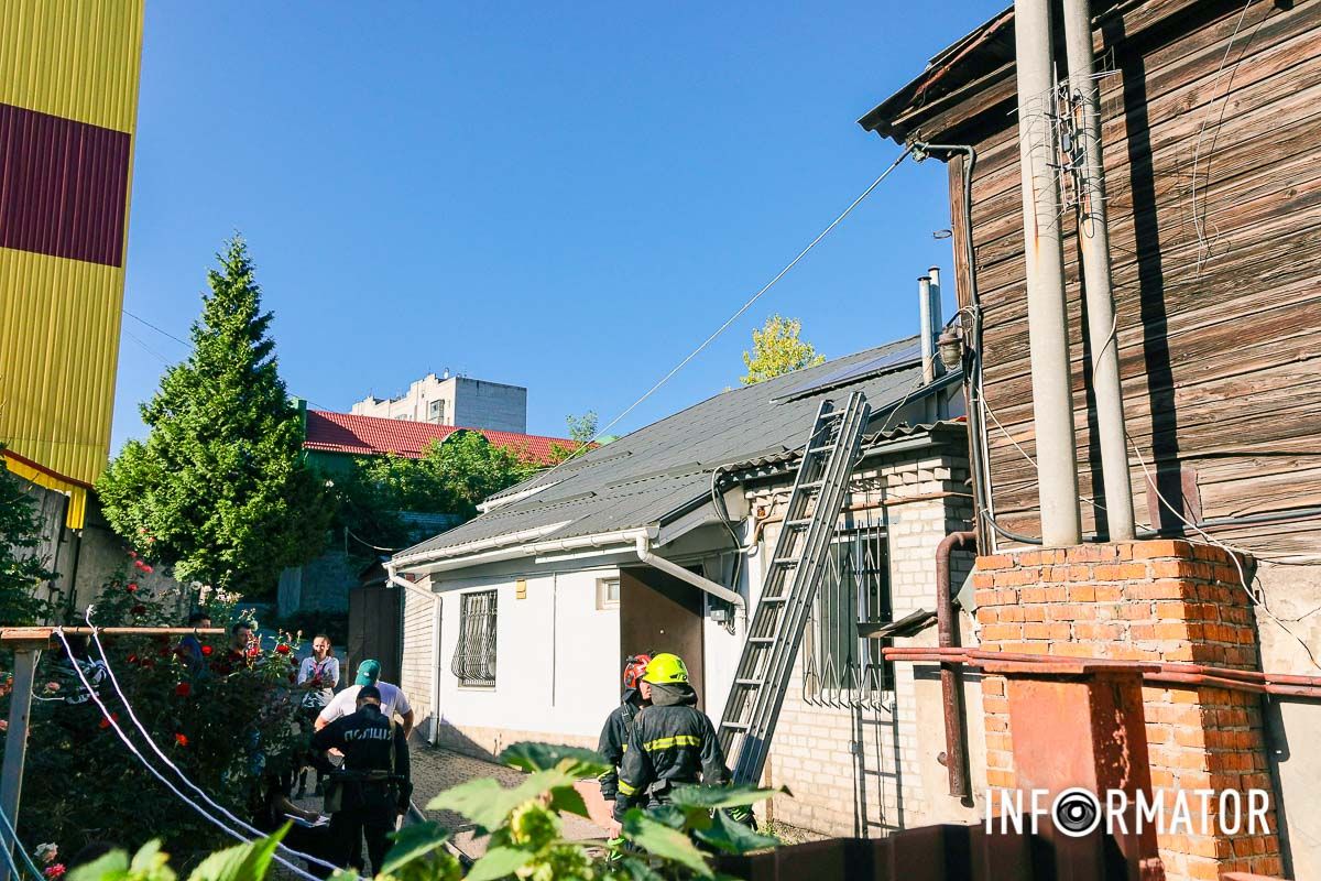 Горіли речі домашнього вжитку, дах та перекриття будинку на загальній площі 200 квадратних метрів У Дніпрі на Святослава Хороброго працюють рятувальники та медики: рух ускладнено 5