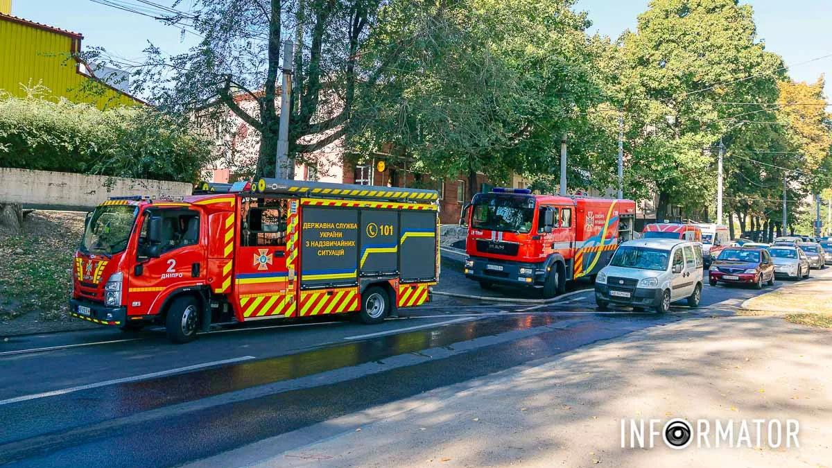 У Дніпрі на Святослава Хороброго працюють рятувальники та медики: рух ускладнено