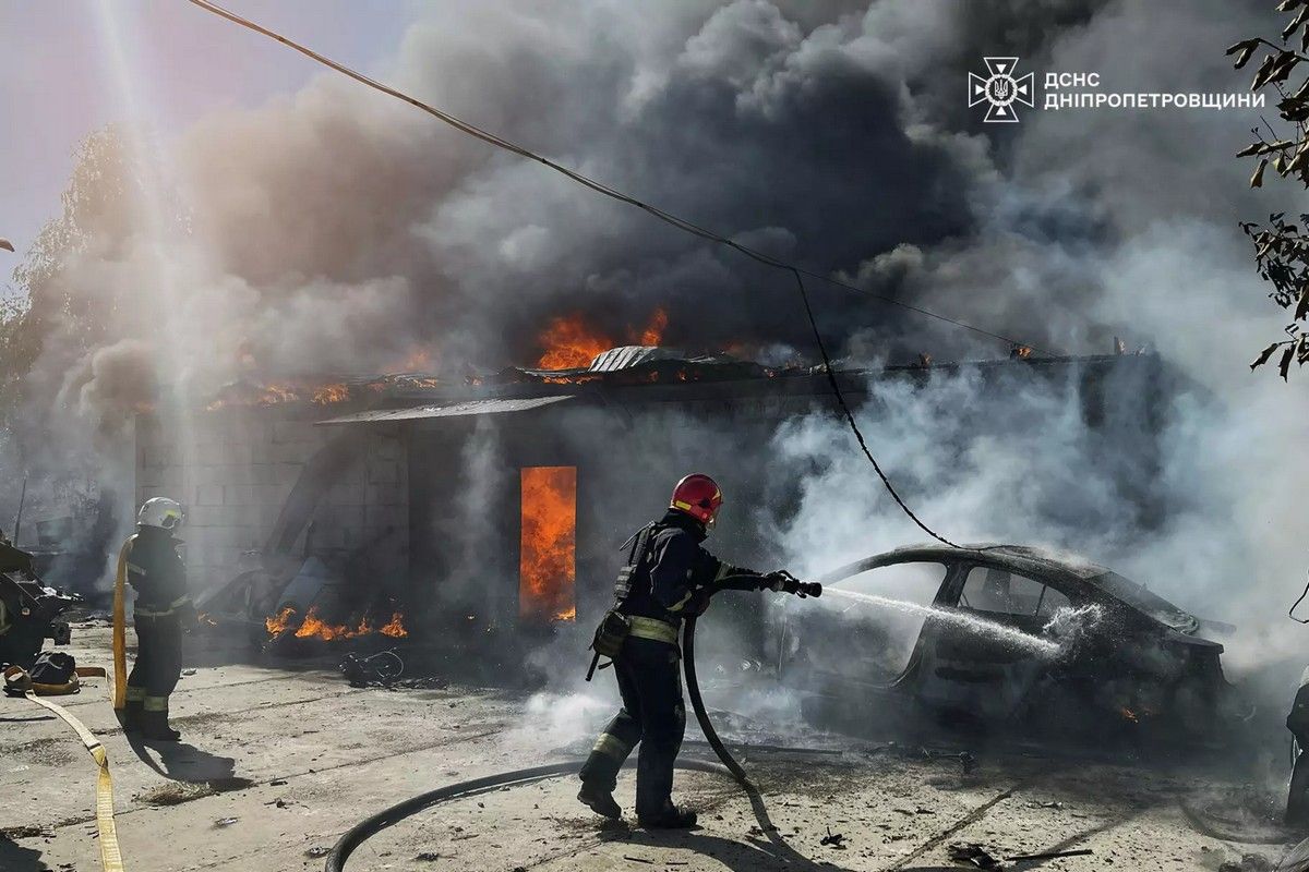 Там вогонь охопив гараж та дві автівки