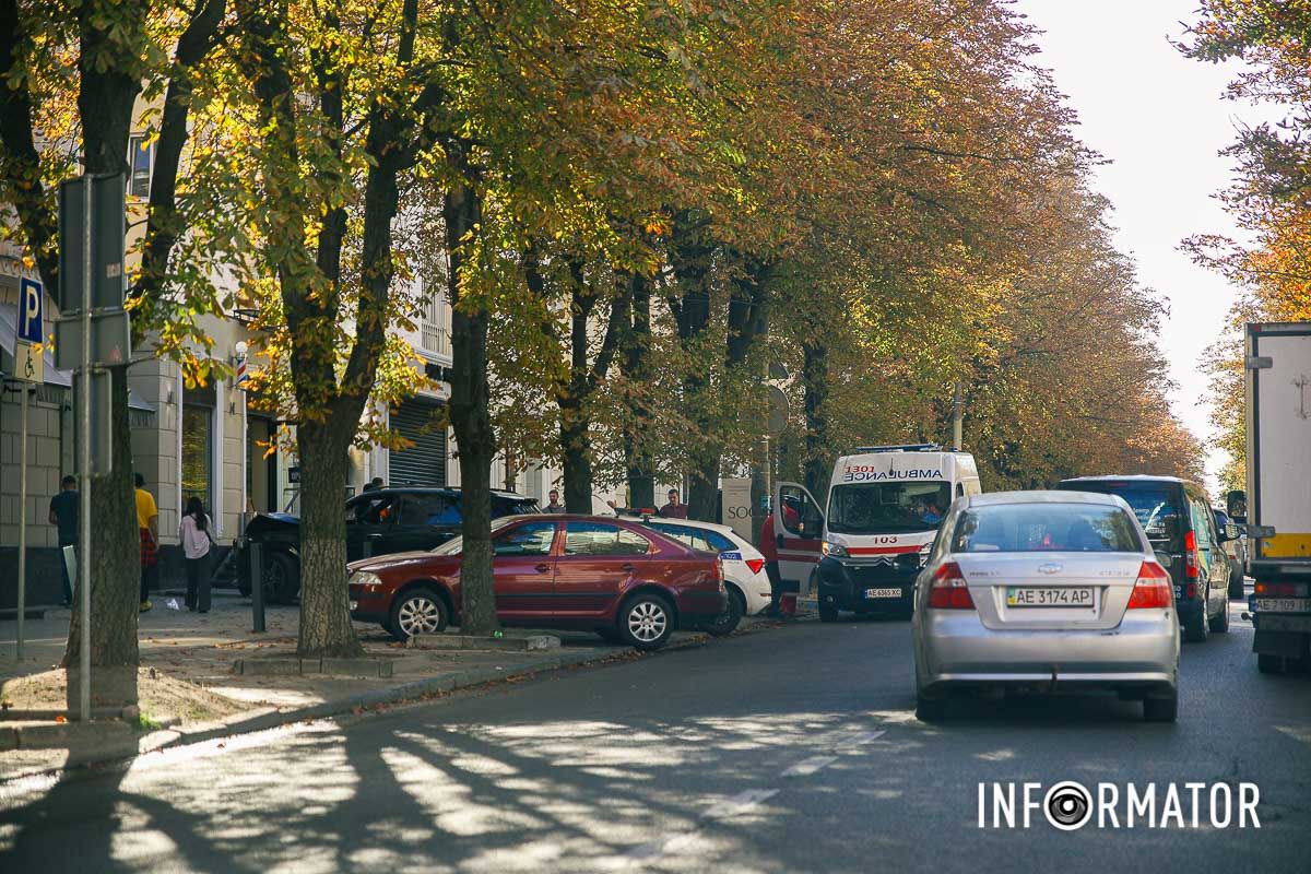 В Днепре на Вернадского Mercedes сбил мужчину на тротуаре: пострадавшего забрала скорая 1