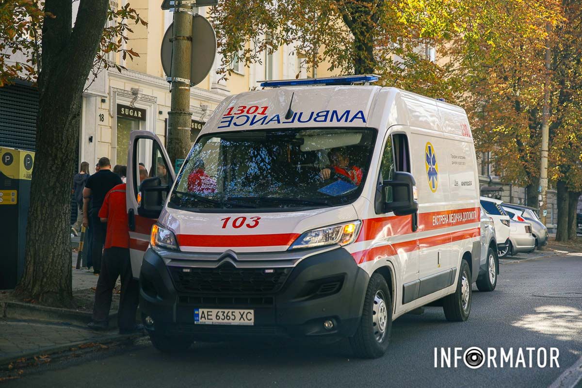 В Днепре на Вернадского Mercedes сбил мужчину на тротуаре: пострадавшего забрала скорая 4