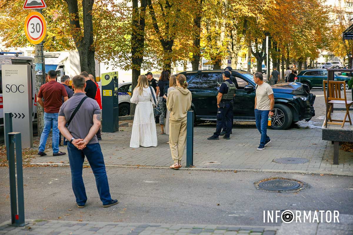 В Днепре на Вернадского Mercedes сбил мужчину на тротуаре: пострадавшего забрала скорая 2