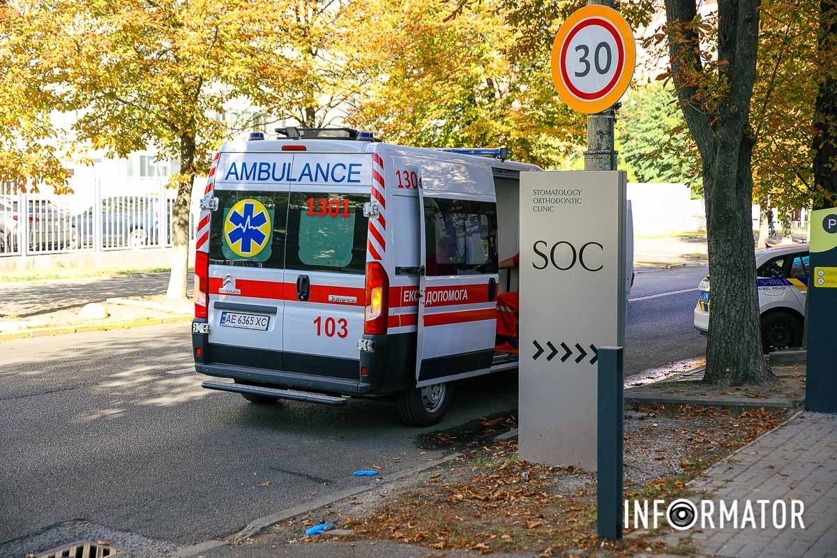 В Днепре на Вернадского Mercedes сбил мужчину на тротуаре: пострадавшего забрала скорая 3