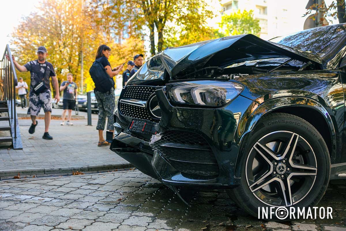 В Днепре на Вернадского Mercedes сбил мужчину на тротуаре: пострадавшего забрала скорая 5