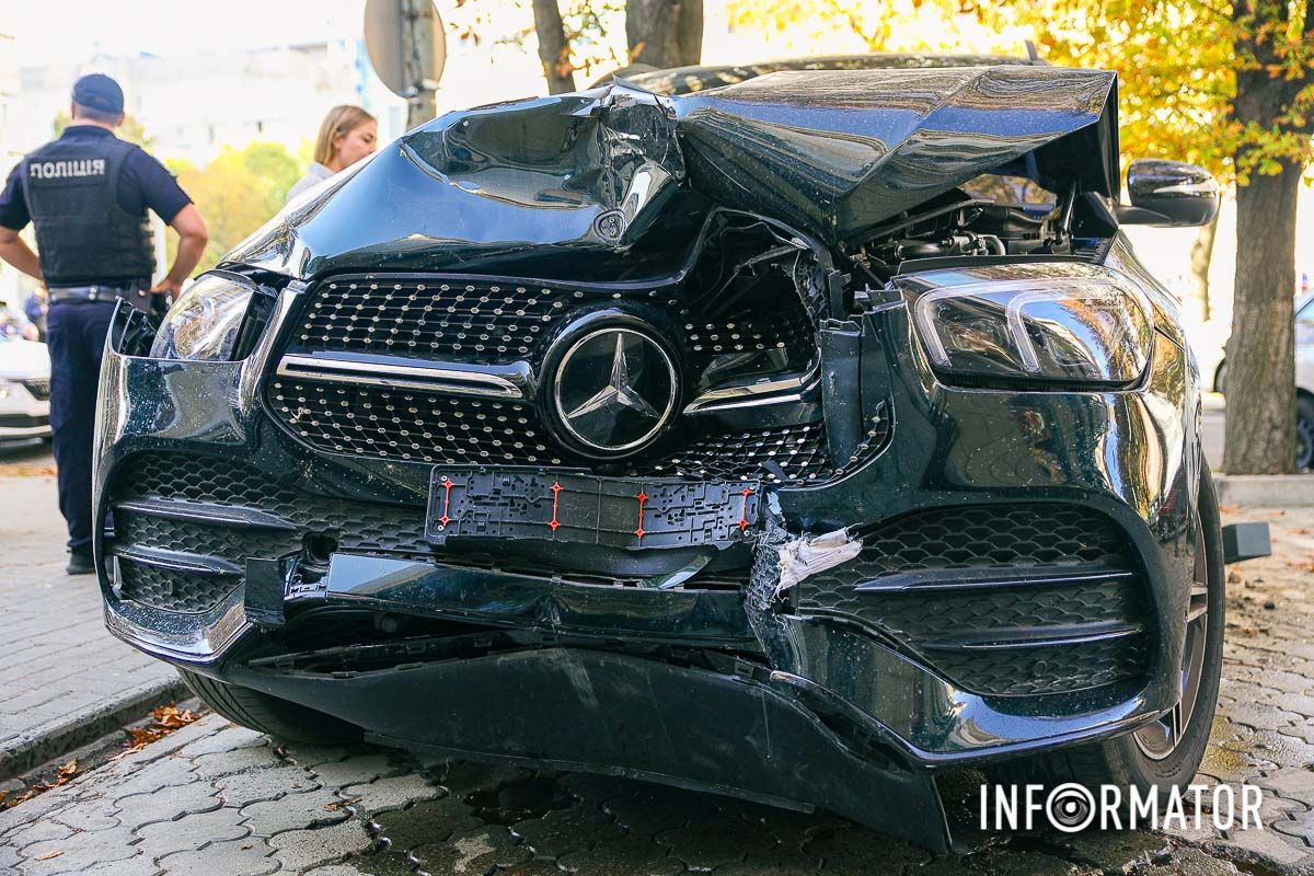 В Днепре на Вернадского Mercedes сбил мужчину на тротуаре: пострадавшего забрала скорая 6