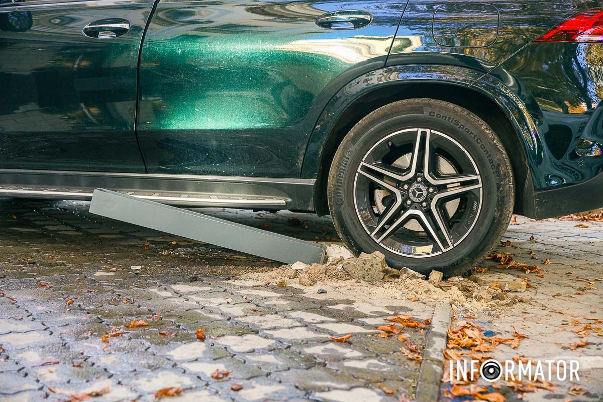 В Днепре на Вернадского Mercedes сбил мужчину на тротуаре: пострадавшего забрала скорая 7