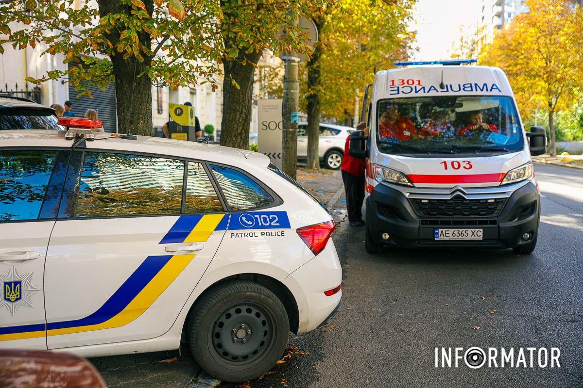 В Днепре на Вернадского Mercedes сбил мужчину на тротуаре: пострадавшего забрала скорая 8