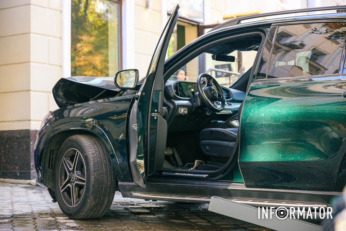 В Днепре на Вернадского Mercedes сбил мужчину на тротуаре: пострадавшего забрала скорая 9