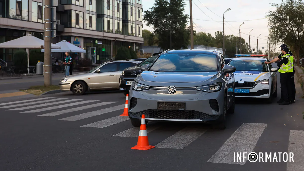 У Дніпрі на бульварі Слави Volkswagen збив чоловіка на пішохідному переході: постраждалого забрала «швидка»