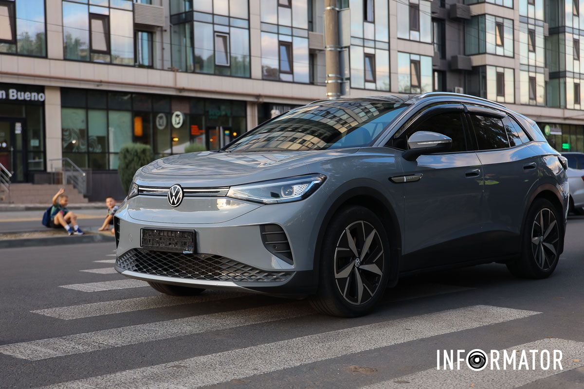 В Днепре на бульваре Славы Volkswagen сбил мужчину на пешеходном переходе: пострадавшего забрала скорая 8