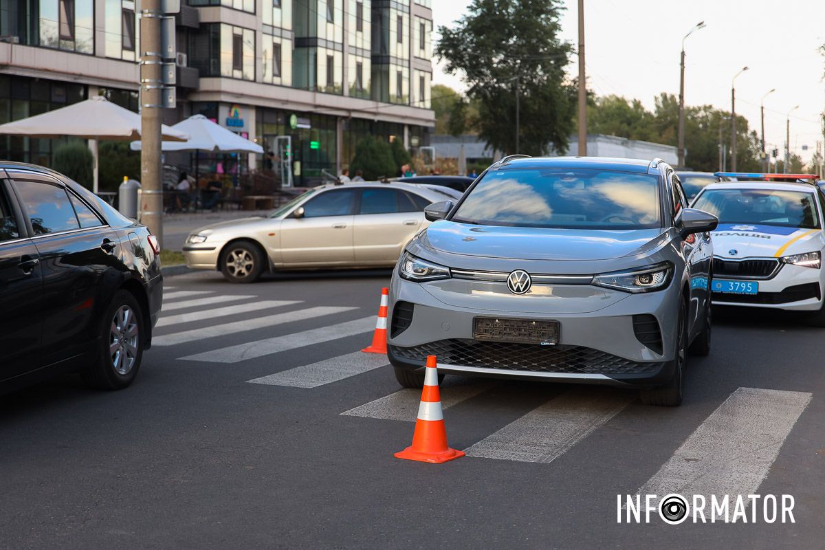 В Днепре на бульваре Славы Volkswagen сбил мужчину на пешеходном переходе: пострадавшего забрала скорая 1
