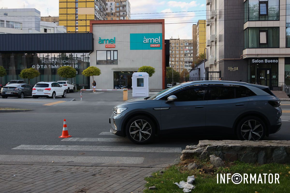 В Днепре на бульваре Славы Volkswagen сбил мужчину на пешеходном переходе: пострадавшего забрала скорая 9