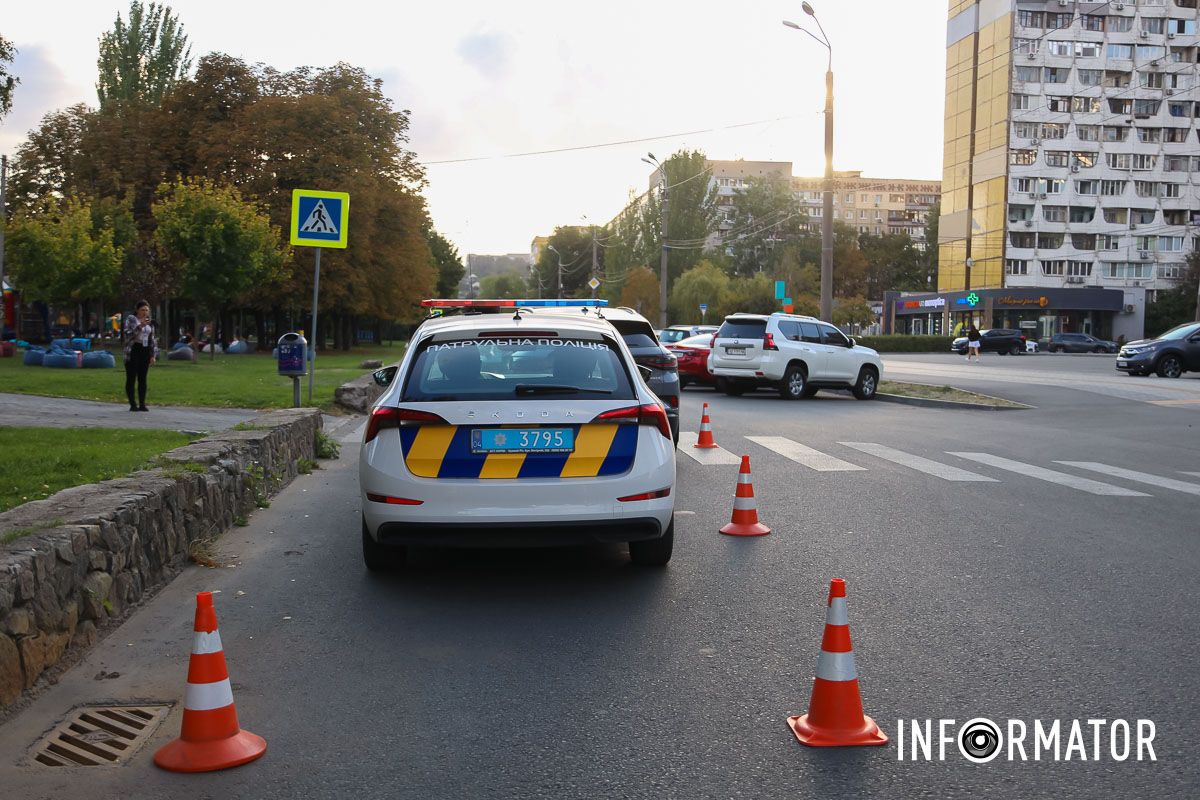 В Днепре на бульваре Славы Volkswagen сбил мужчину на пешеходном переходе: пострадавшего забрала скорая 7