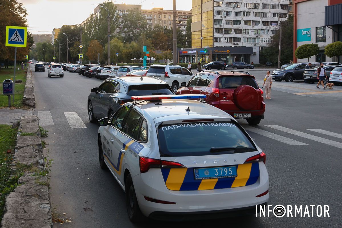 В Днепре на бульваре Славы Volkswagen сбил мужчину на пешеходном переходе: пострадавшего забрала скорая 3