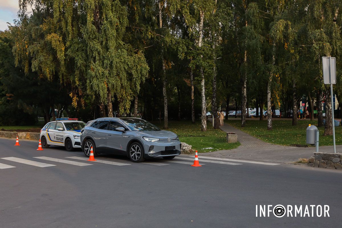 В Днепре на бульваре Славы Volkswagen сбил мужчину на пешеходном переходе: пострадавшего забрала скорая 2