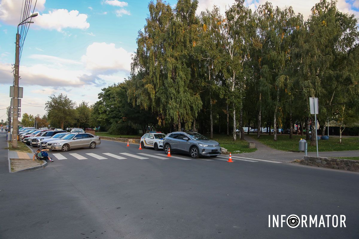 В Днепре на бульваре Славы Volkswagen сбил мужчину на пешеходном переходе: пострадавшего забрала скорая 6