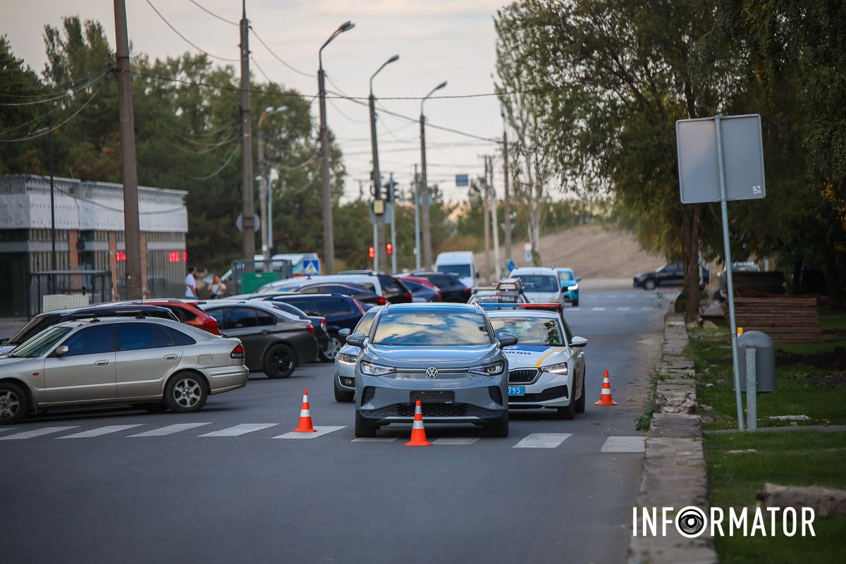 В Днепре на бульваре Славы Volkswagen сбил мужчину на пешеходном переходе: пострадавшего забрала скорая 4
