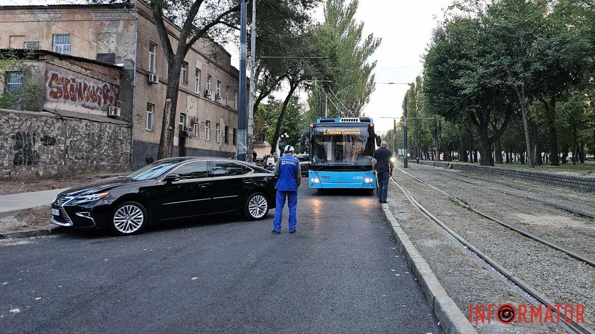 В Днепре из-за припаркованного автомобиля остановилось движение транспорта по Соборной площади